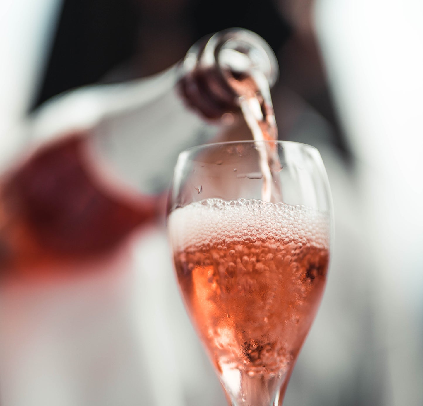 CHAMPAGNE_DE_WATERE_ROSE_POURED_INTO